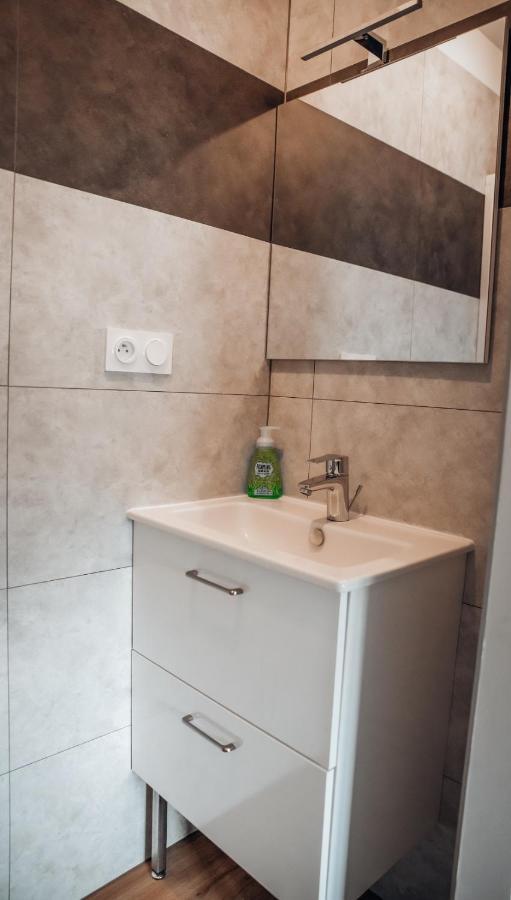 Appartement Neuf, Moderne Et Confortable! Ernee Exterior photo